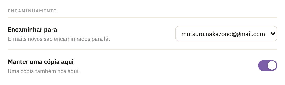 As configurações da caixa: Encaminhamento, com o endereço do Gmail escolhido e Manter uma cópia aqui ativado