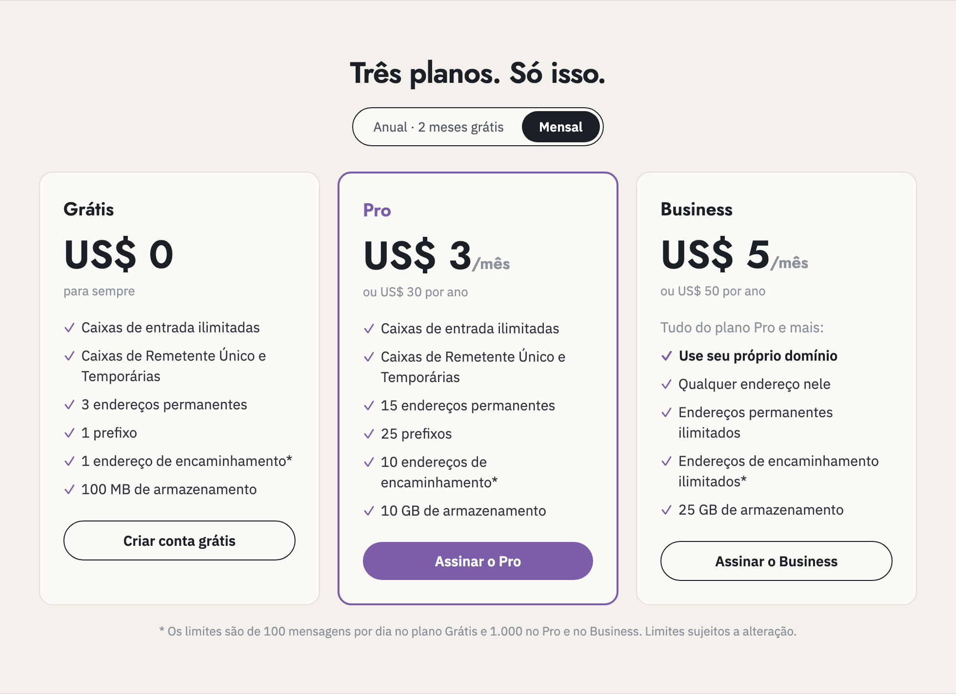 Os planos Grátis, Pro e Business na página inicial do Clova, com preços mensais