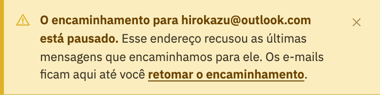 O aviso: o encaminhamento para um endereço está pausado, com o link retomar o encaminhamento